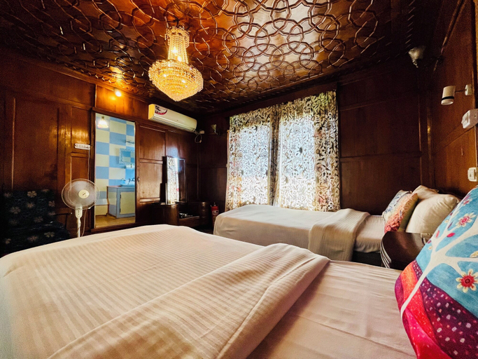 Bedroom 4, Dilshad Houseboats, Srinagar