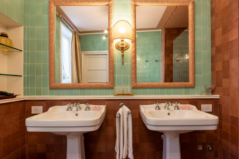 Bathroom 5, Palazzo Radici, Bergamo