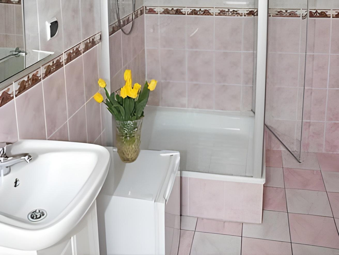 Bathroom 2, Dom Wypoczynkowy Sloneczna, Słupsk