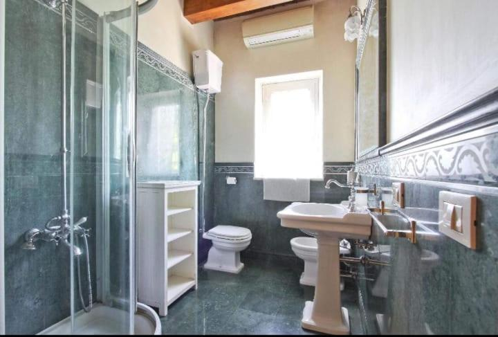 Bathroom, Dal Centurione Marco Antonio Apartment, Rome