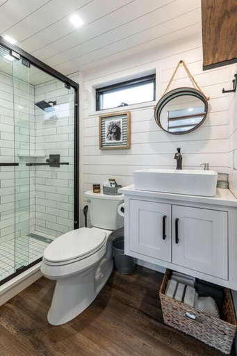 Others 4, The Stable Tiny Container Home-12 min to Magnolia, McLennan