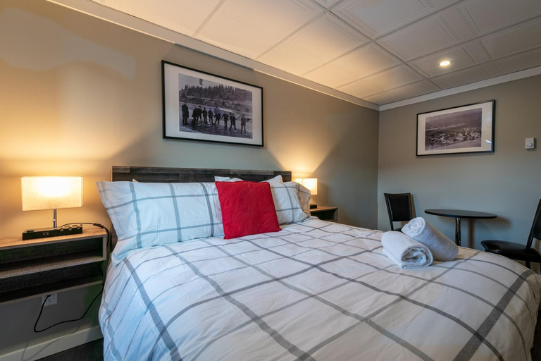 Others 5, The Cache Hotel and Lodgings, Columbia-Shuswap