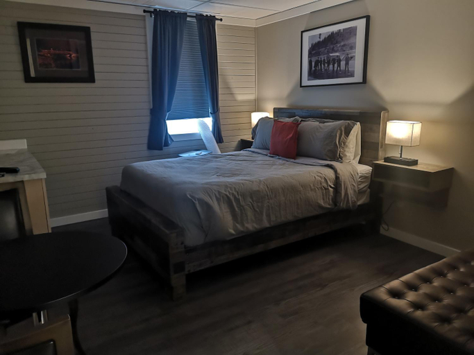 Others 3, The Cache Hotel and Lodgings, Columbia-Shuswap