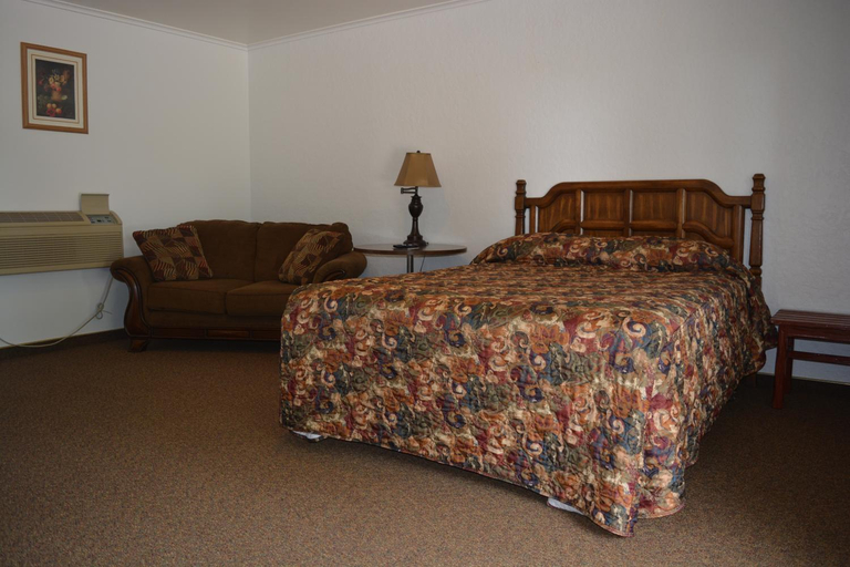 Bedroom 2, The Evergreen Motel in Kansas, Pratt