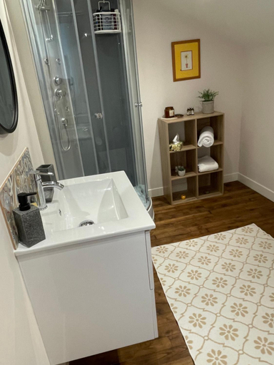 Bathroom 2, Sunflowers, Haute-Vienne