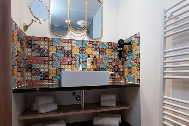 Bathroom 4, Studio La Roulotte du Tzigane, Mandara Beach, Alpes-Maritimes