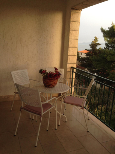 Others 4, Villa Jasmin, Bol