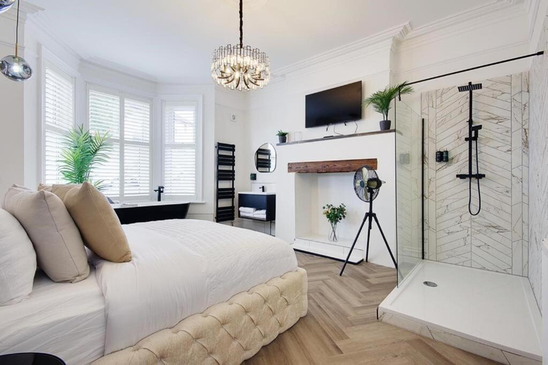 Bedroom 5, Mount Lodge, Poole