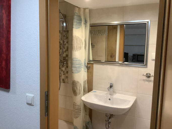 Bedroom 4, Doppelzimmer mit neuem Bad und Sportpool-Nutzung außen, im Souterrain der Villa Naturpark, Garten mi, Koblenz