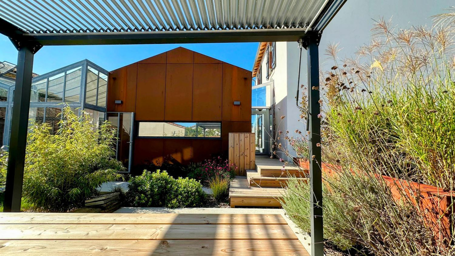 Exterior & Views