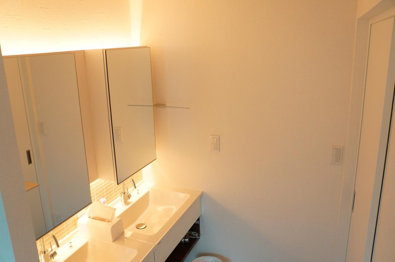 Bathroom 4, SORAYADO 宙宿, Tsuru