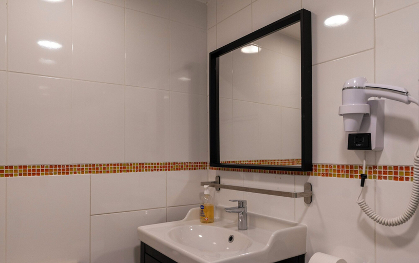 Bathroom 3, Hotel Geoffroy Marie Opera, Paris
