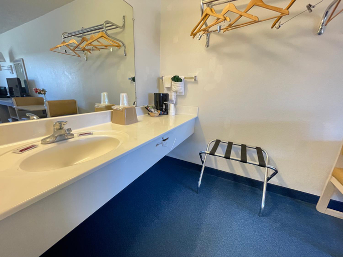 Bathroom 4, Rodeway Inn, Grant