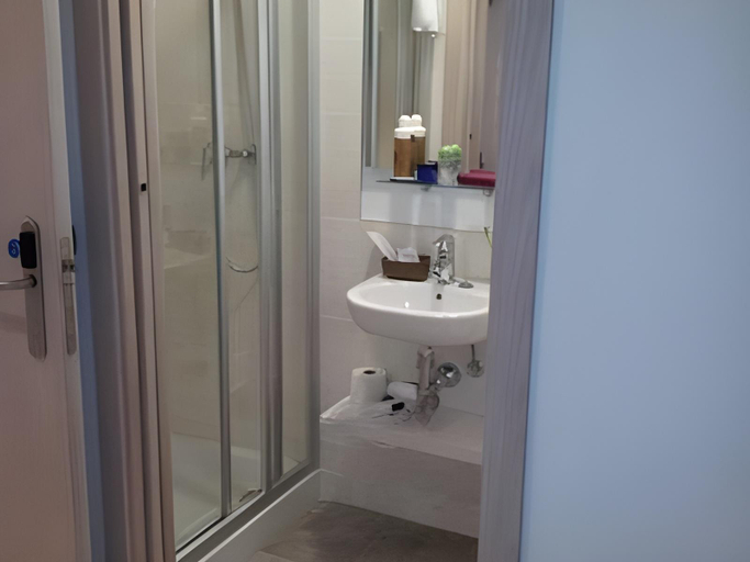 Bathroom 5, Pension Koxka, Guipúzcoa