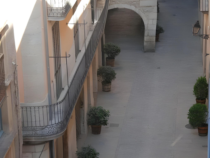 Others 2, Pensio Viladomat, Girona