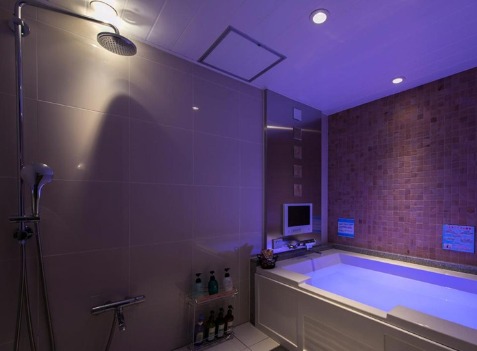 Bathroom 7