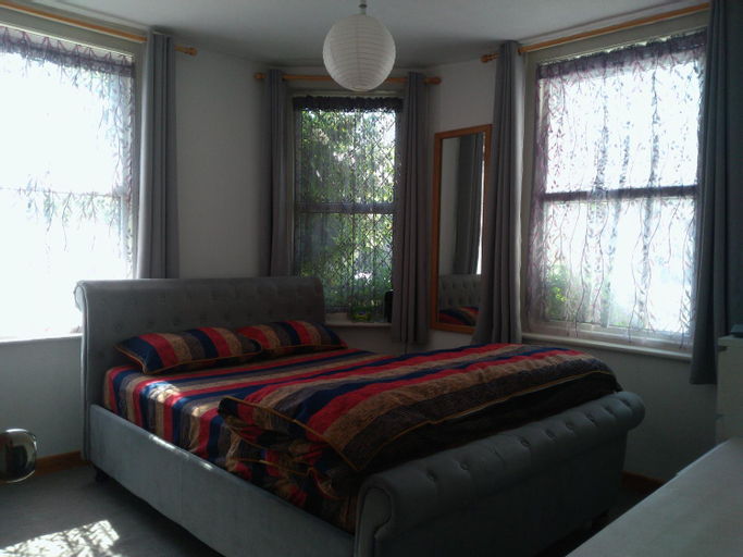 SOUTH COAST GUEST ROOMS WITH FREE PARKING SPACe, Poole
