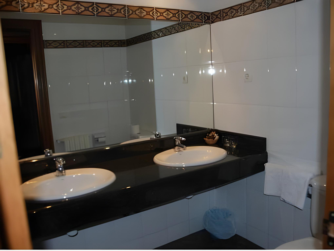 Bathroom 4, Hotel Giral, Huesca