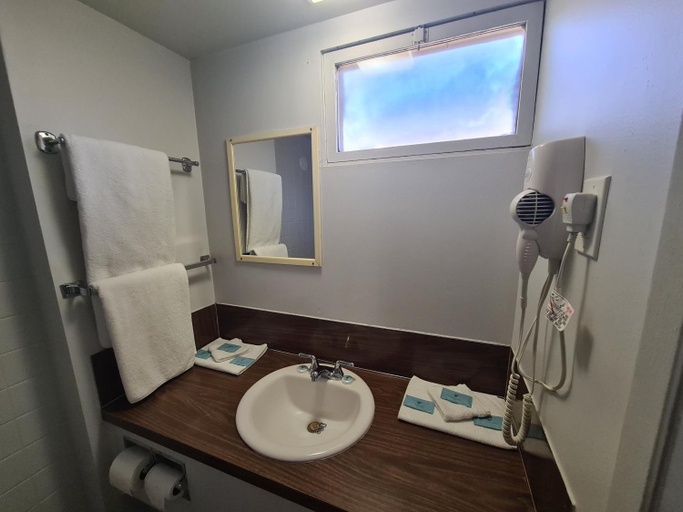 Bathroom 2, Sundowner Motel, Thompson-Nicola