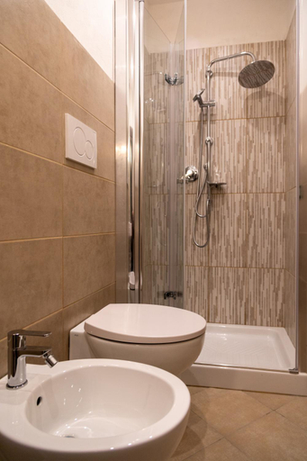 Shower 3, Le Violette, Lucca