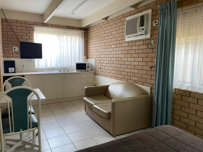 Bedroom 5, Citrus Motel, Griffith