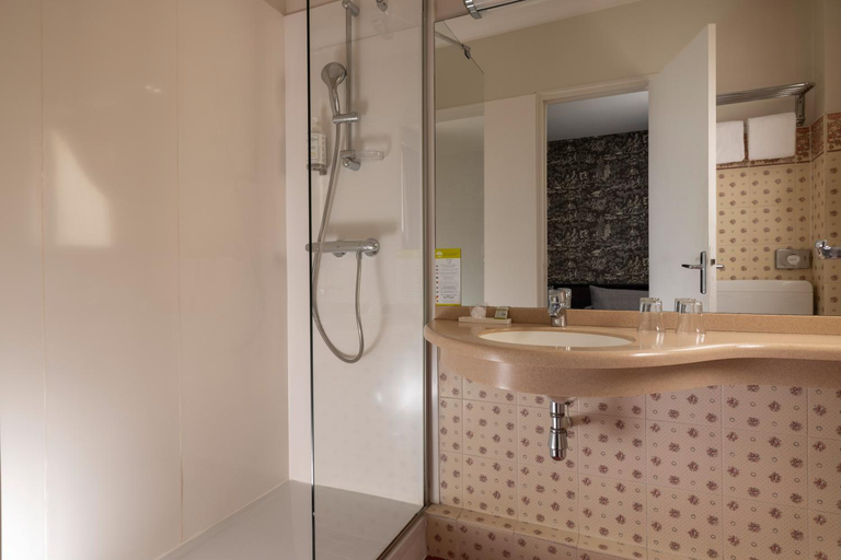 Bathroom 3, Hotel Le Clement, Paris