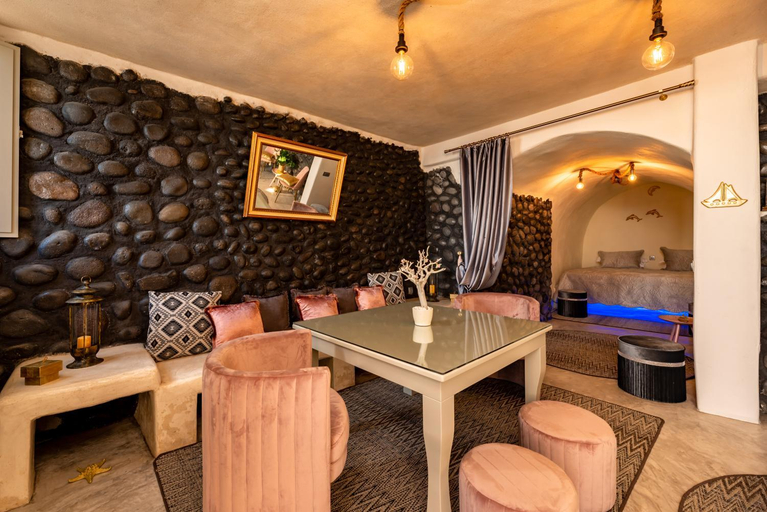 5, BLACK BAY CAVES SUITES, South Aegean