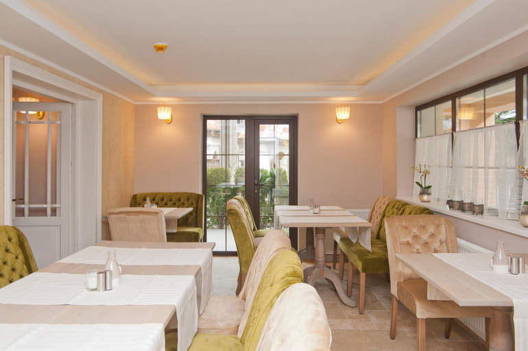 Food & Drinks 3, Uphill Residence, Sinaia