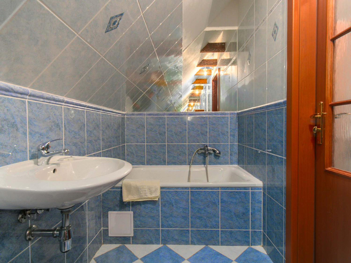Bathroom 2, Hotel Flora Dolni Misecky, Trutnov