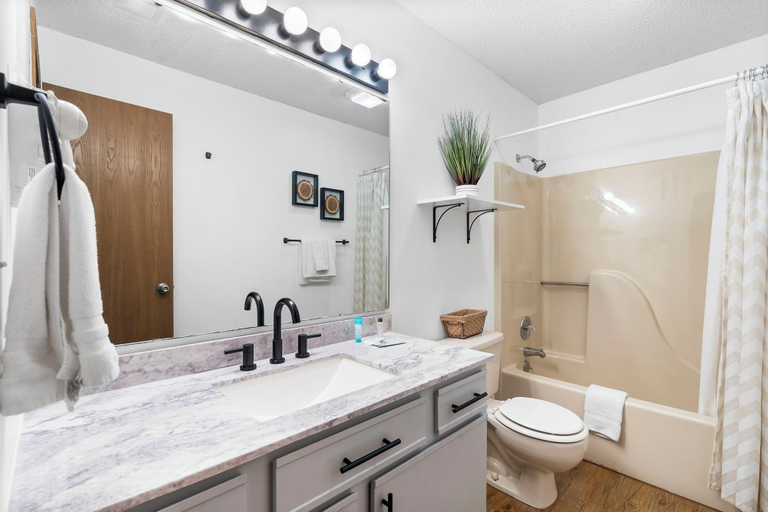 Bathroom 4, Tee Time on Turnberry Surrounded by the Shore of Lake Taneycomo, Taney