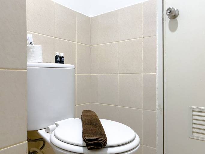 Bathroom 5, Tidy and Warm 2BR at Podomoro Golf View Apartment By Travelio, Bogor