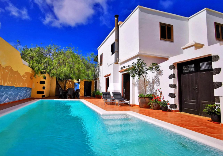 Sport & Beauty 2, Casa-la-Costa - Villa with Pool for Groups, Families and Retreats, Las Palmas