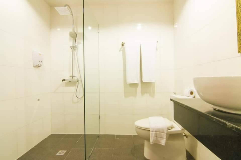 Bathroom 5, PATONG HEMINGWAYS HOTEL, Phuket Island