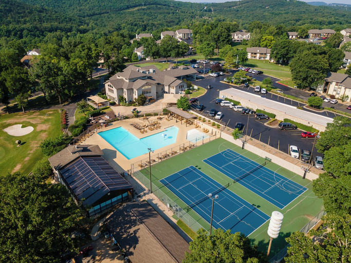 Exterior & Views 2, Tee Time on Turnberry Surrounded by the Shore of Lake Taneycomo, Taney