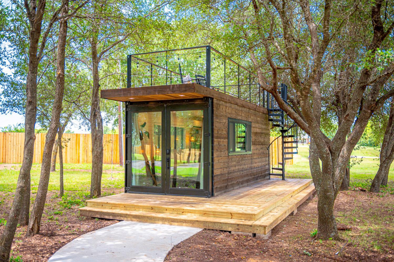 Exterior & Views