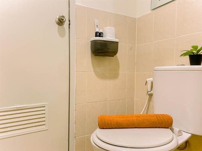 Bathroom 5, Good and Homey 2BR Apartment Podomoro Golf View By Travelio, Bogor
