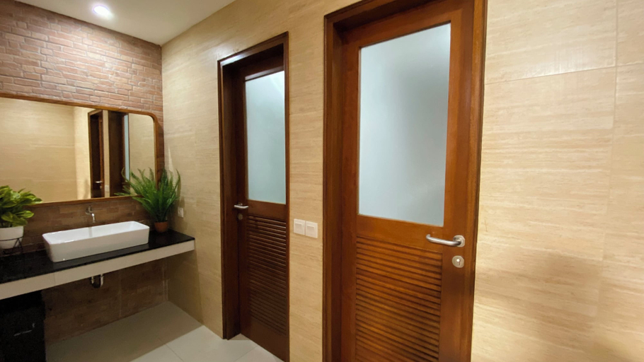 Bathroom 4, Pepitu Dormitory By Sandat, Badung