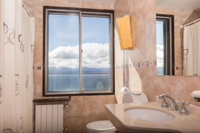 Bathroom, Hospedaje Penthouse 1004, Bariloche