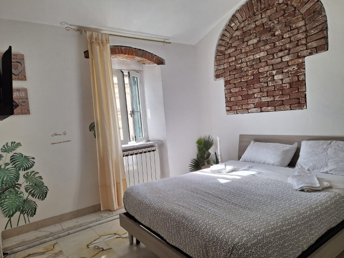Bedroom 5, Le spiagge di Marina di Carrara, Massa Carrara