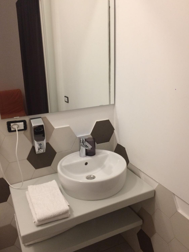 Bathroom 5, Ape, Cosenza