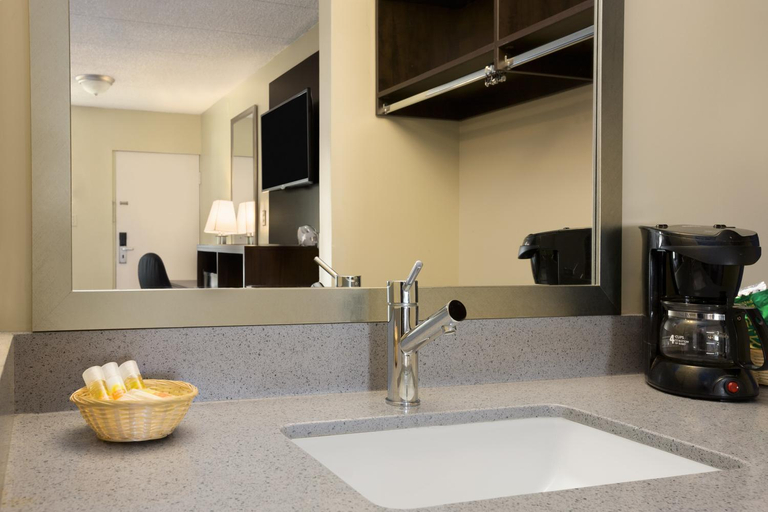 Bathroom 5, Days Inn & Suites by Wyndham Cherry Hill, Camden