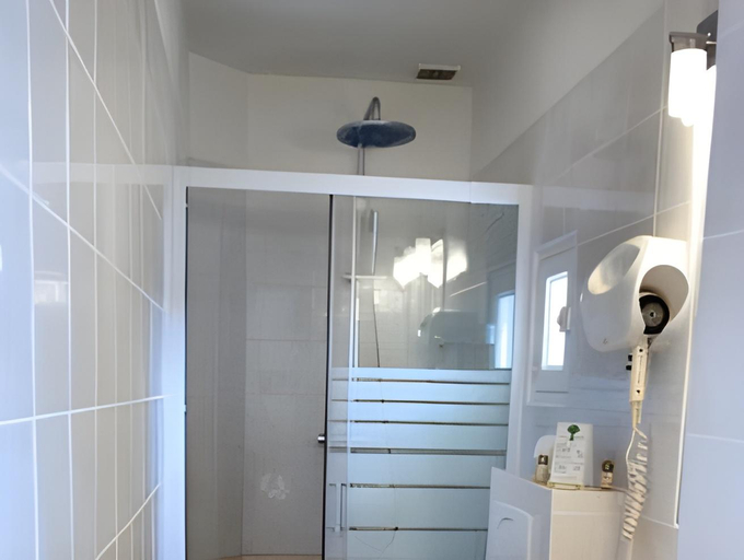 Bathroom 3, Le Thimothee : Hotel & Studios, Var