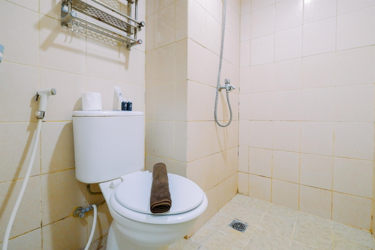 Bathroom 5, Comfy 1BR with Extra Room Podomoro Golf View Apartment By Travelio, Bogor