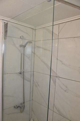 Bathroom 2, Kolonaki Seaview Apartments, Larnaca