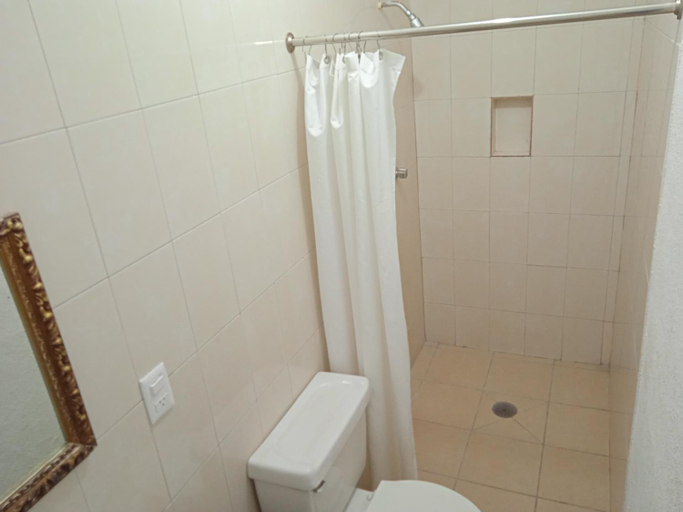 Bathroom 3, Hotel Kiko, Mazatlán