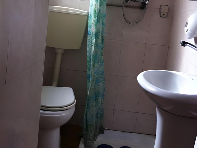 Bathroom 2, Peters Guesthouse, Aveiro