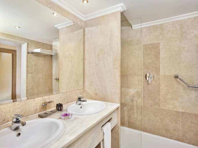 Bathroom 5, Ria Park Garden Hotel, Loulé