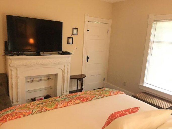 Others 4, Spacious 5BR Home in Downtown Historic District, Saint Joseph