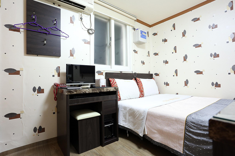Bedroom, Sinchon Seongdo, Mapo