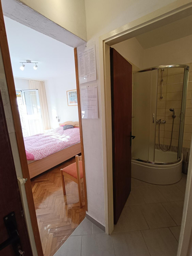 Others 3, Rooms Rita, Cres
